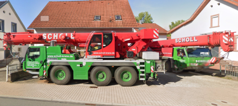 Moderner Mobilkran der Karl Scholl GmbH in der Zweigstelle Mosbach, grün-rotes Fahrzeug mit Teleskopausleger