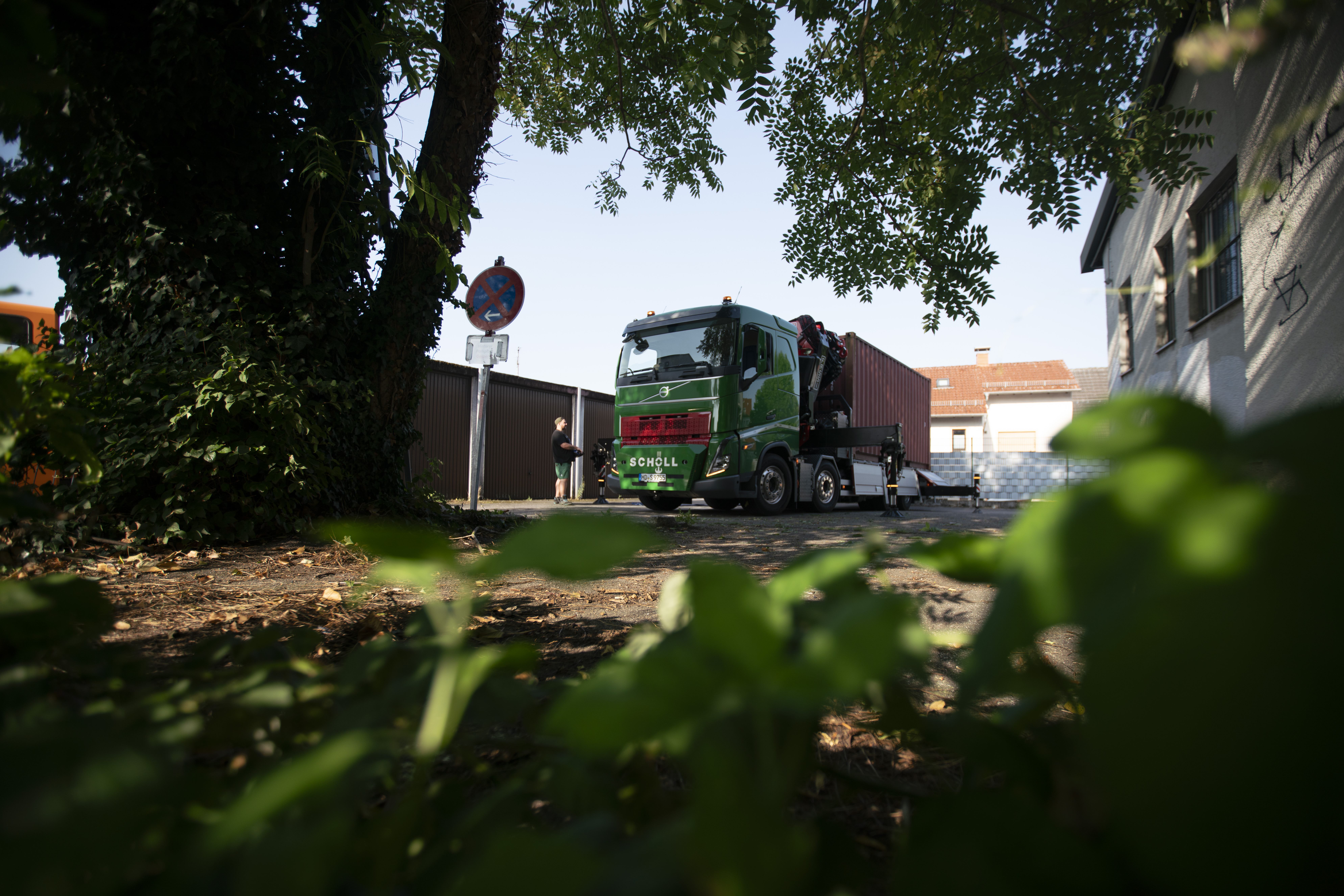 Ladekran Scholl durch Büsche fotografiert 