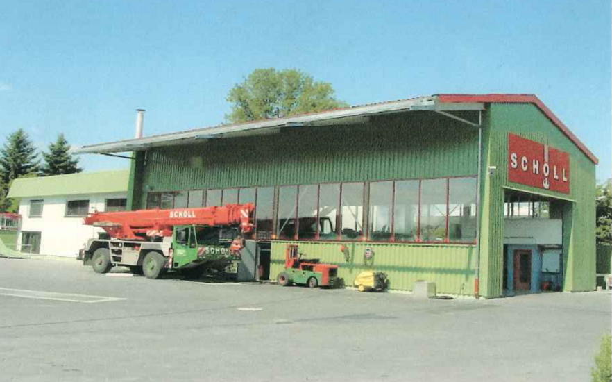 Firmengelände der Karl Scholl GmbH in Heidelberg mit moderner Lagerhalle und Mobilkran im Vordergrund