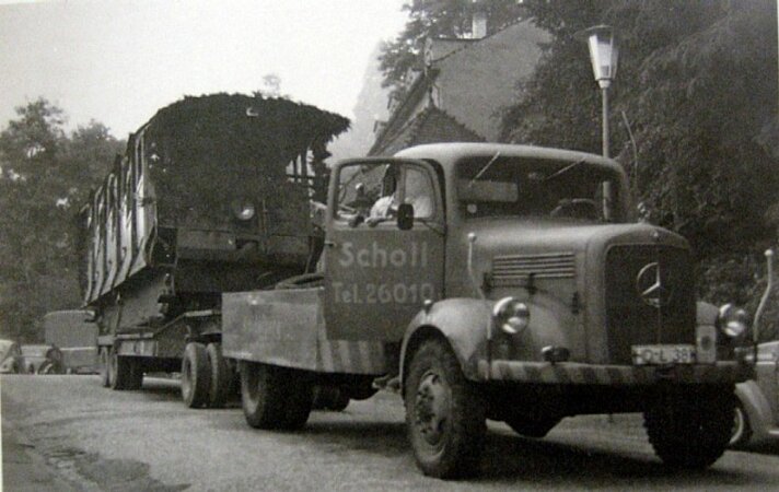 Historischer Scholl-Lkw mit Auflieger beim Transport einer Lokomotive, Mercedes-Benz Zugmaschine, ca. 1950er-Jahre