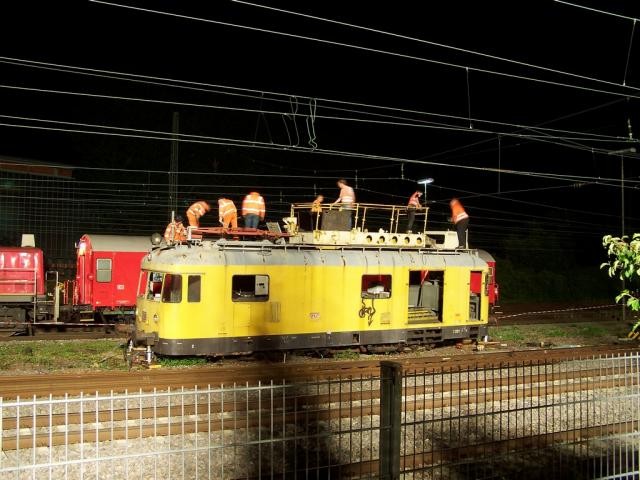 Scholl autokran hebt verlassenen Triebwagen aus dem Gleisvorfeld