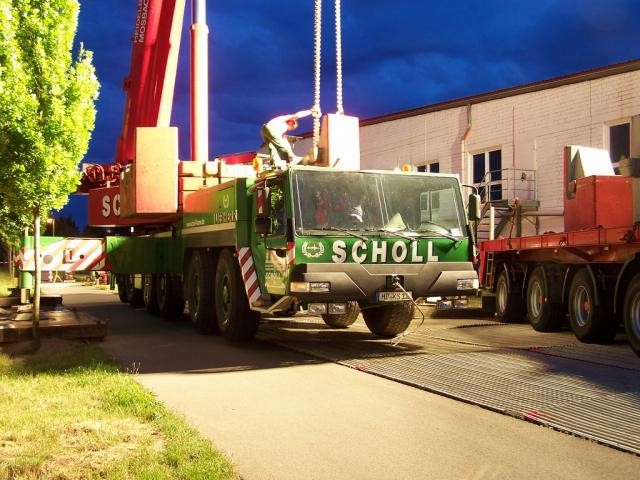 Scholl autokran hebt verlassenen Triebwagen aus dem Gleisvorfeld