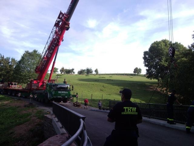Scholl Autokräne Heidelberg hebt THW‑Behelfsbrücke aus –