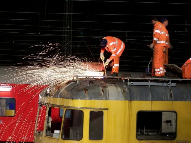 Scholl autokran hebt verlassenen Triebwagen aus dem Gleisvorfeld