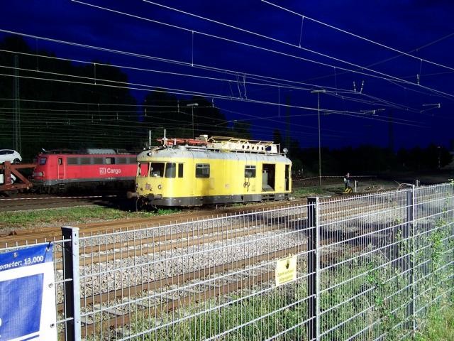 Scholl autokran hebt verlassenen Triebwagen aus dem Gleisvorfeld