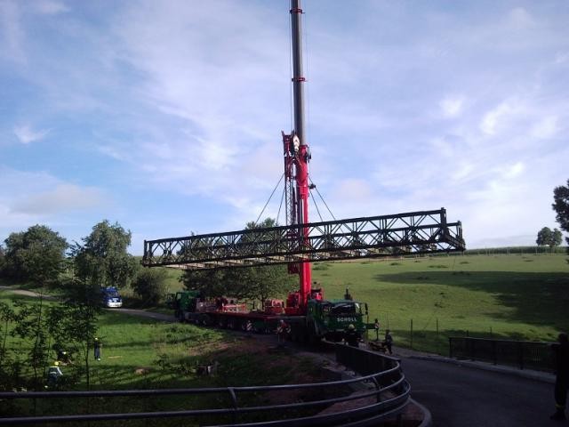 Scholl Autokräne Heidelberg hebt THW‑Behelfsbrücke aus –