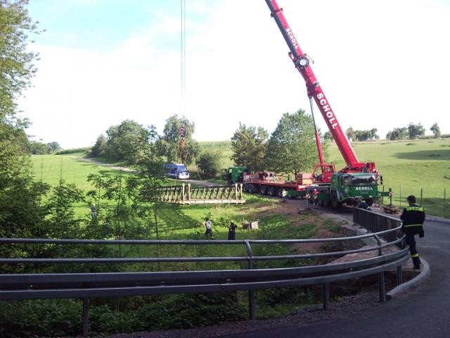 Scholl Autokräne Heidelberg hebt THW‑Behelfsbrücke aus –