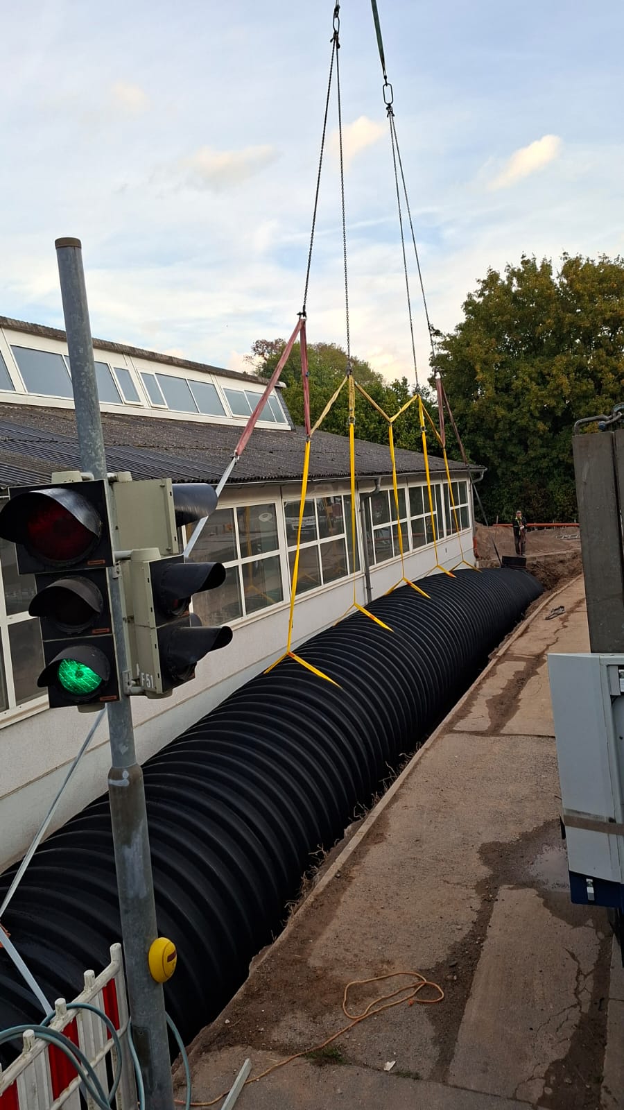 Mobilkran der Karl Scholl GmbH arbeitet entlang einer Bahnstrecke. Der ausgefahrene Teleskopausleger reicht über die Gleisanlagen hinweg und unterstützt Hebe- und Montagearbeiten im Bahnumfeld.